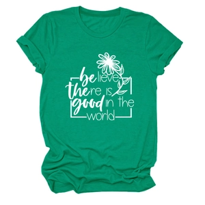 Détail de l'imprimé inspirant blanc sur un T-shirt vert à manches courtes pour femmes