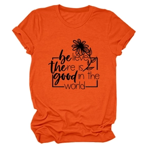 Détail d'un t-shirt orange à col rond avec motif floral et slogan imprimé sur le devant
