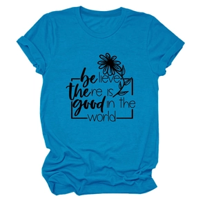 Détail du t-shirt bleu sarcelle avec texte believe there is good et imprimé marguerite