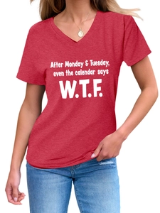 Détail du t-shirt rouge col V avec inscription After Monday & Tuesday says WTF imprimée