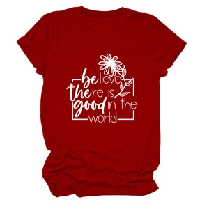 T-shirt rouge à col rond avec lettrage 'believe there is good' et imprimé marguerite