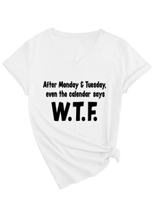 Détail du t-shirt blanc en coton à col en V avec texte graphique et nœud à l'ourlet