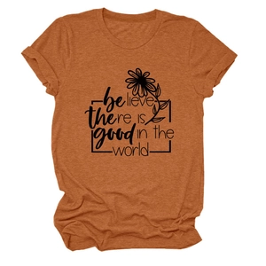 Détail du t-shirt caramel avec motif floral et texte de motivation imprimé sur le devant