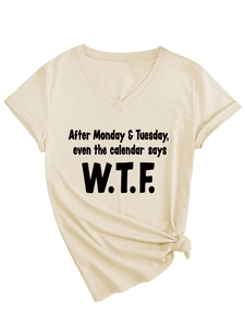 Détail du t-shirt crème à col en V avec texte humoristique noir et nœud avant élégant