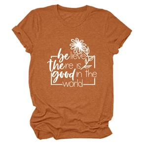 Détail du t-shirt orange brûlé avec motif marguerite et texte positif sur le devant
