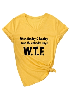 Détail de T-shirt jaune à col en V avec slogan imprimé et nœud élégant à l'ourlet