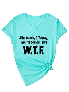 T-shirt vert menthe col en V à plat avec un nœud devant et un texte graphique humoristique
