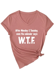 Détail du t-shirt col V rose poudré avec nœud frontal et imprimé slogan humoristique