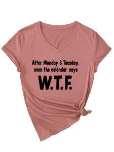 Détail du t-shirt rose à col en V avec impression humoristique After Monday and Tuesday