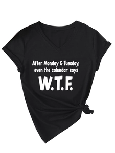 Détail de t-shirt noir à col en V avec citation et nœud décoratif à l'ourlet