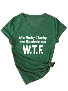 Détail d'un t-shirt col en V vert foncé avec slogan W.T.F. et nœud élégant à la base