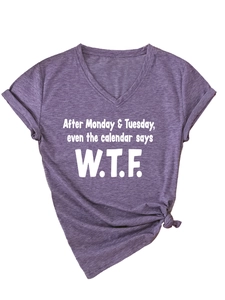 Détail du t-shirt violet foncé à col en V avec slogan blanc et finition de l'ourlet noué