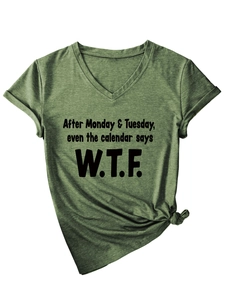 Détail d'un t-shirt col V vert foncé avec motif graphique et nœud latéral élégant sur le bas