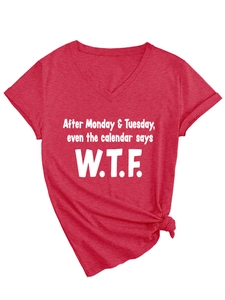 Détail d'un t-shirt rouge à col en V avec manches retroussées, nœud latéral et texte