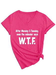 Détail d'un t-shirt rose vif à col en V avec un nœud à l'ourlet et un texte graphique