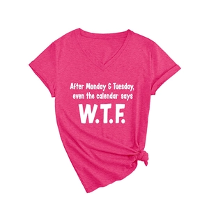 T-shirt femme col V rouge rose avec détail noué et imprimé de slogan humoristique