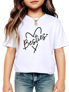 Gros plan sur l'imprimé Besties cœur d'un t-shirt blanc à manches courtes enfant