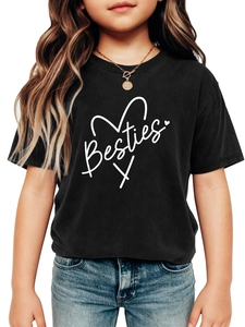 Gros plan du motif Besties sur un t-shirt noir pour enfant en coton de haute qualité