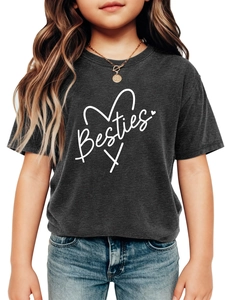 Détail de l'imprimé cœur Besties sur t-shirt gris foncé en coton mélangé doux