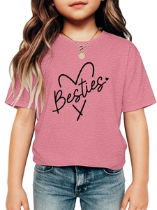 Détail d'un t-shirt rose pour enfant avec lettrage Besties et motif de cœur