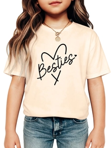 Détail d'un t-shirt enfant en coton crème avec texte Besties et motif de cœur