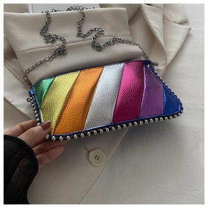 Détail du sac bandoulière arc-en-ciel métallisé avec rivets perlés argentés et chaîne
