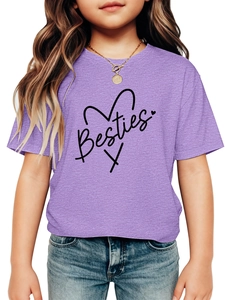 Détail du t-shirt enfant lilas avec imprimé noir Besties et motif de coeur