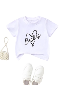 T-shirt blanc en coton avec imprimé Besties, sac à perles et baskets présenté à plat