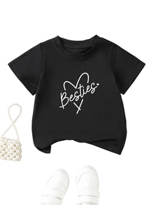 Vue détaillée du t-shirt noir pour enfant en coton avec imprimé cœur Besties et accessoires