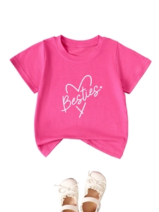 Détail du t-shirt en coton rose avec imprimé Besties blanc et motif de cœur