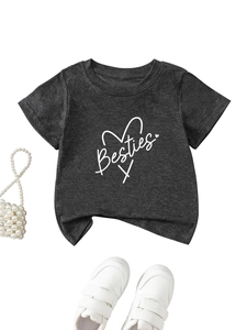 Détails à plat du t-shirt gris foncé Besties à motif cœur avec accessoires pour enfants