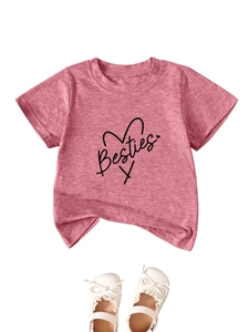 Détail du t-shirt rose Besties pour enfants avec motif cœur et sandales en dentelle