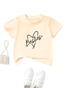 Détail du t-shirt enfant abricot avec imprimé cœur Besties et petit sac à perles