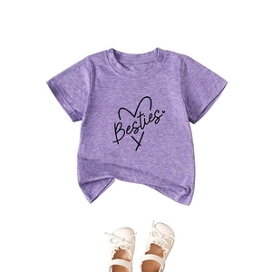 T-shirt violet enfant imprimé Besties et chaussures Mary Jane avec dentelle sur fond blanc