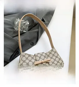 Detailansicht des Vintage-Musterstoffs und der Leder-Schleife an der Hobo-Tasche