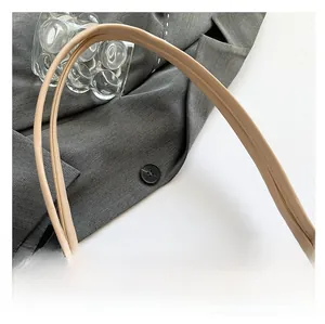 Details des bequemen Kunstleder-Schultergurts und der Vintage-Halbmondtasche mit Muster