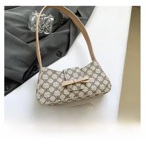 Detailansicht der Vintage Baguette Tasche mit Kleeblattmuster und zarter 3D Schleife