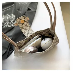 Innenansicht der retro Halbmondtasche mit viel Platz für Handy und Kosmetikartikel