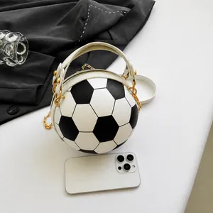Detail der Fußball-Handtasche mit klassischen schwarzen und weißen Ledertexturen