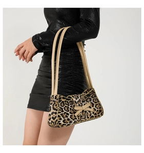 Detailansicht der Baguette-Tasche mit Leopardenmuster, brauner Schleife und Riemen