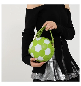 Détail du sac à main créatif en forme de football en similicuir vert et blanc avec dorures