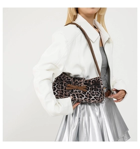 Detail der sichelförmigen Leopard-Tasche mit Lederschleife und schmalem Schultergurt