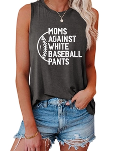 Detail des Moms Against White Baseball Pants Aufdrucks auf einem anthrazitfarbenen Tanktop