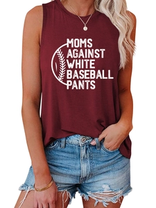 Detailansicht des weinroten Tanktops mit Moms Against White Baseball Pants Aufdruck