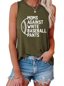 Detail eines armee-grünen Tanktops mit dem weißen Moms Against White Baseball Pants Slogan