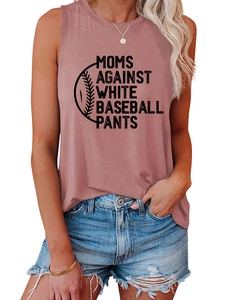 Detail des mauvefarbenen Tops mit Moms Against White Baseball Pants Slogan-Aufdruck