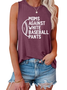 Detail des burgunderroten Tanktops mit Moms Against White Baseball Pants Aufdruck