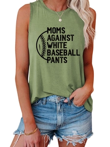 Nahaufnahme des gerippten Ausschnitts und Moms Against White Baseball Pants Print auf grünem Top