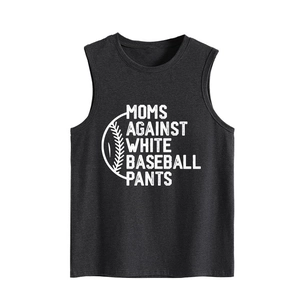 Detailansicht des Moms Against White Baseball Pants Slogans auf grauem ärmellosem Top