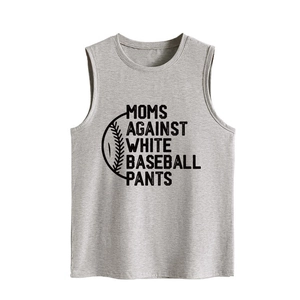 Detail eines grauen Tanktops mit dem Aufdruck Moms Against White Baseball Pants Slogan